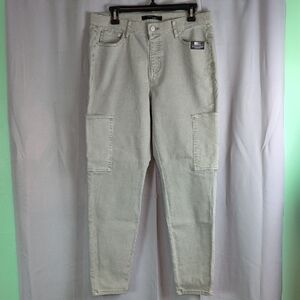 Green Ankle Cropped Jeans with‎ Modern Silhouette